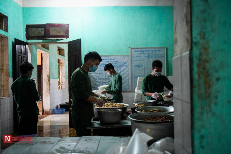 Tin nhanh - Lạng Sơn: Nhộn nhịp căn bếp ấm tình quân dân tại trại cách ly (Hình 2).
