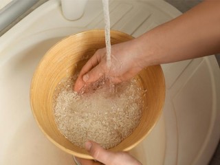 Lợi ích của việc rửa mặt bằng nước vo gạo mỗi ngày