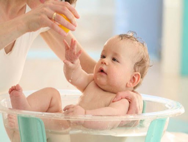 Tắm cho bé đúng cách để không bị ốm trong mùa đông